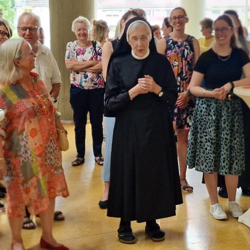 Sr. Hildegard mit fröhlichen Gesichtern