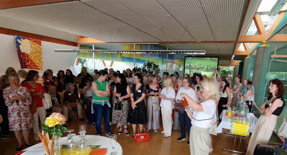 1 Getümmel bei der Begrüßung.jpg