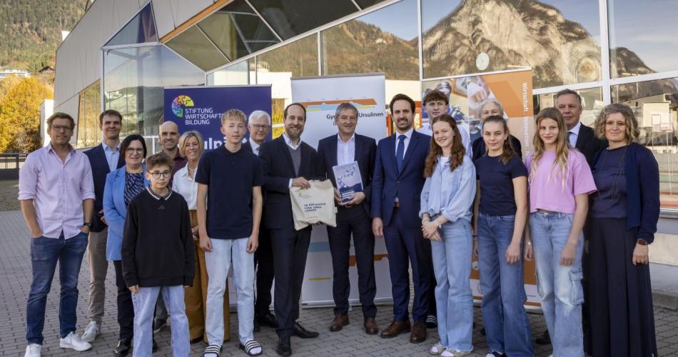 Bildungsminister Wiederkehr besucht das Gymnasium der Ursulinen Innsbruck